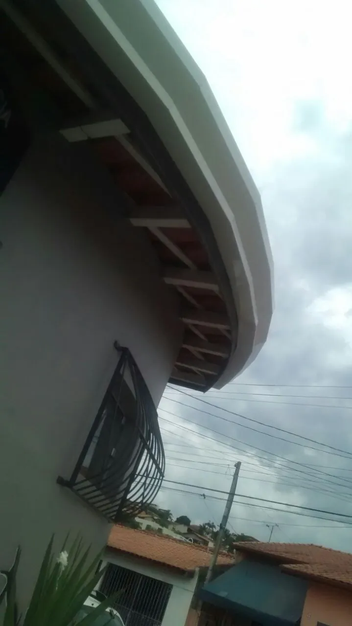 Calha em beiral curvo