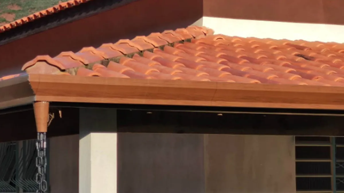Calha em beiral com telha cerâmica