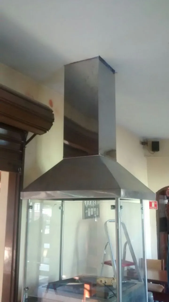 Coifa de ilha em inox e vidro